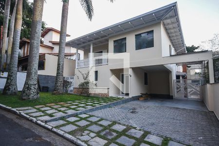 Casa de condomínio à venda com 300m², 4 quartos e 4 vagas Casa de condomínio à venda com 300m², 4 quartos e 4 vagasFachada