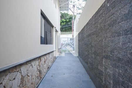 Corredor lateral de casa de condomínio à venda com 4 quartos, 300m² em Retiro Morumbi, São Paulo