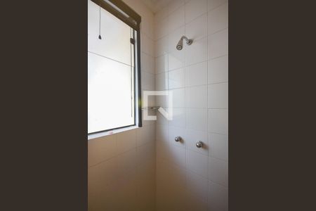 Casa de condomínio à venda com 300m², 4 quartos e 4 vagas Casa de condomínio à venda com 300m², 4 quartos e 4 vagasChuveiro do banheiro da suíte 3