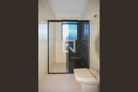 Casa de condomínio à venda com 300m², 4 quartos e 4 vagas Casa de condomínio à venda com 300m², 4 quartos e 4 vagasBanheiro suíte 4