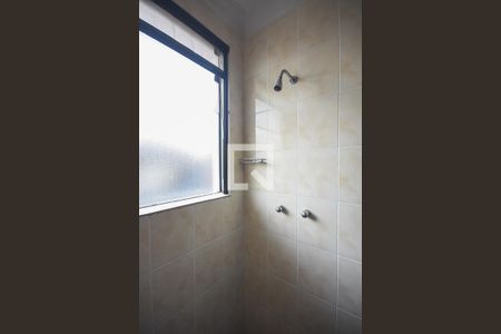 Casa de condomínio à venda com 300m², 4 quartos e 4 vagas Casa de condomínio à venda com 300m², 4 quartos e 4 vagasChuveiro do banheiro da suíte 4