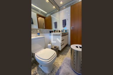 Apartamento à venda com 200m², 4 quartos e 3 vagasBanheiro da Suíte 2