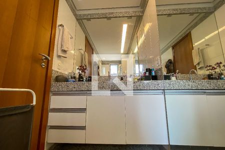 Apartamento à venda com 200m², 4 quartos e 3 vagasBanheiro Semi-suíte 1 e 2