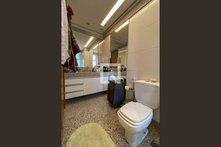 Apartamento à venda com 200m², 4 quartos e 3 vagasBanheiro Semi-suíte 1 e 2