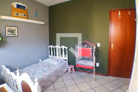 Casa de condomínio à venda com 180m², 4 quartos e 2 vagas Casa de condomínio à venda com 180m², 4 quartos e 2 vagasQuarto 1