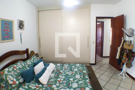 Casa de condomínio à venda com 180m², 4 quartos e 2 vagas Casa de condomínio à venda com 180m², 4 quartos e 2 vagasSuíte