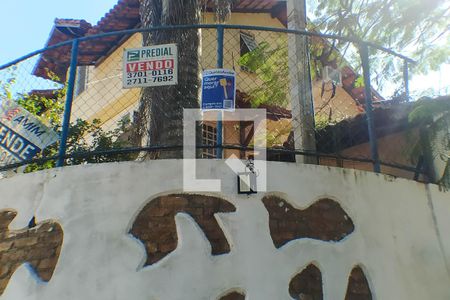 Casa de condomínio à venda com 180m², 4 quartos e 2 vagas Casa de condomínio à venda com 180m², 4 quartos e 2 vagasFachada