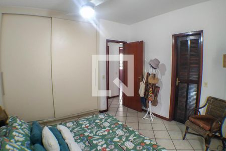 Casa de condomínio à venda com 180m², 4 quartos e 2 vagas Casa de condomínio à venda com 180m², 4 quartos e 2 vagasSuíte