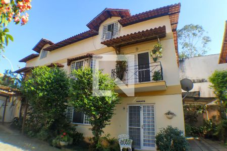 Casa de condomínio à venda com 180m², 4 quartos e 2 vagas Casa de condomínio à venda com 180m², 4 quartos e 2 vagasFachada