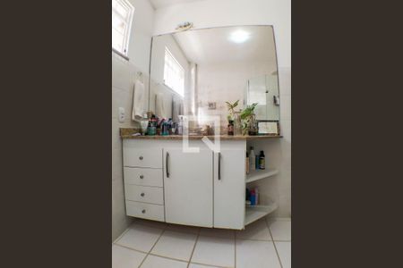 Casa de condomínio à venda com 180m², 4 quartos e 2 vagas Casa de condomínio à venda com 180m², 4 quartos e 2 vagasBanheiro Social 1