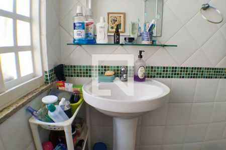 Casa de condomínio à venda com 180m², 4 quartos e 2 vagas Casa de condomínio à venda com 180m², 4 quartos e 2 vagasBanheiro Social 2