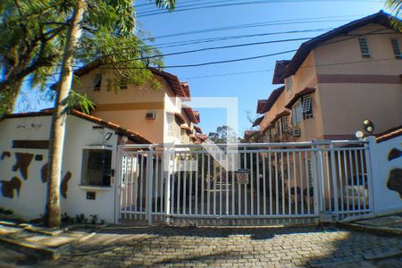 Casa de condomínio à venda com 180m², 4 quartos e 2 vagas Casa de condomínio à venda com 180m², 4 quartos e 2 vagasFachada