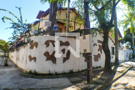 Casa de condomínio à venda com 180m², 4 quartos e 2 vagas Casa de condomínio à venda com 180m², 4 quartos e 2 vagasFachada