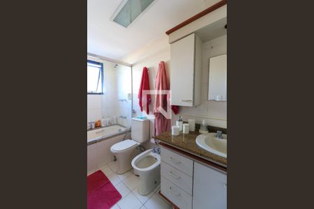 Apartamento à venda com 120m², 3 quartos e 2 vagas Apartamento à venda com 120m², 3 quartos e 2 vagasBanheiro da Suíte