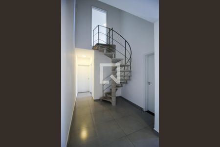 Apartamento para alugar com 150m², 3 quartos e 2 vagas Apartamento para alugar com 150m², 3 quartos e 2 vagasEscada