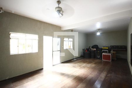 Casa à venda com 200m², 4 quartos e 2 vagasQuarto Fundos