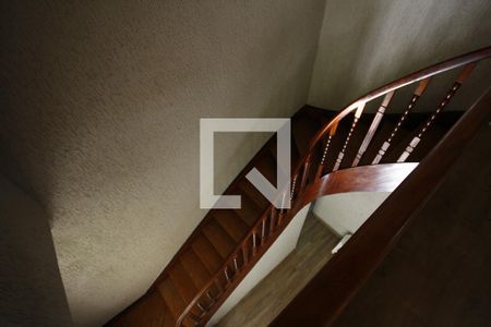 Casa à venda com 200m², 4 quartos e 2 vagasEscada