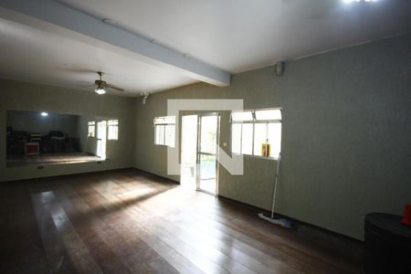 Casa à venda com 200m², 4 quartos e 2 vagasQuarto Fundos