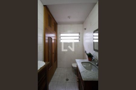 Banheiro de casa à venda com 4 quartos, 255m² em Vila Carmosina, São Paulo