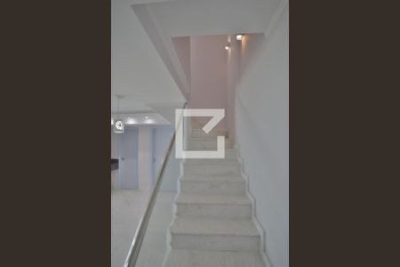 Apartamento para alugar com 106m², 3 quartos e 2 vagasEscadas para o 2º Piso