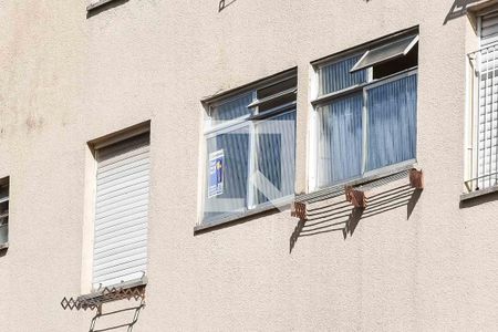 Apartamento à venda com 72m², 2 quartos e 1 vagaPlaquinha na janela do imóvel