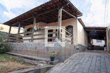 Casa à venda com 200m², 3 quartos e 3 vagasFachada
