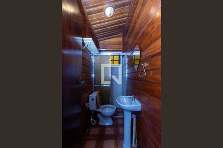 Casa à venda com 315m², 5 quartos e 5 vagasBanheiro da área de serviço