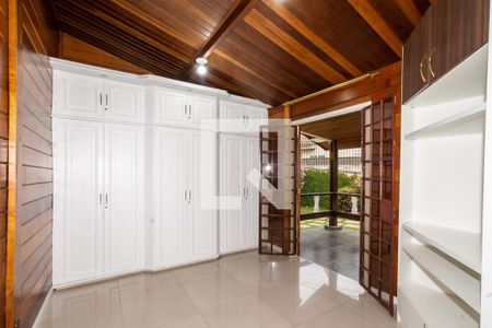 Casa à venda com 315m², 5 quartos e 5 vagasSuíte 4