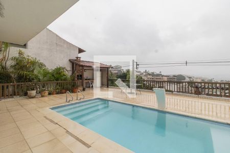 Casa à venda com 325m², 4 quartos e 2 vagasPiscina