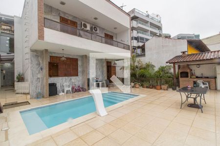 Casa à venda com 325m², 4 quartos e 2 vagasPiscina