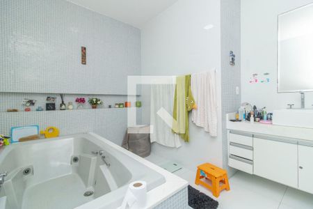 Casa à venda com 325m², 4 quartos e 2 vagasBanheiro da Suíte 1