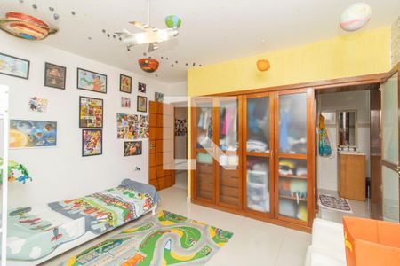 Casa à venda com 325m², 4 quartos e 2 vagasSuíte 2