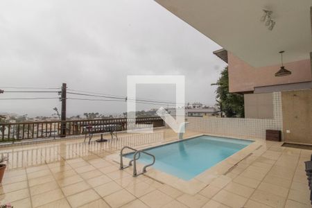 Casa à venda com 325m², 4 quartos e 2 vagasPiscina