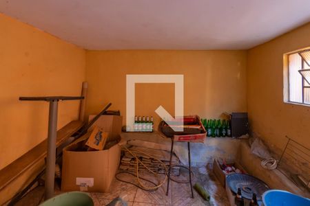 Casa à venda com 372m², 2 quartos e 2 vagasPorão