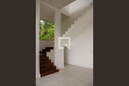 Escada de casa de condomínio à venda com 5 quartos, 436m² em Vila Progresso, Niterói
