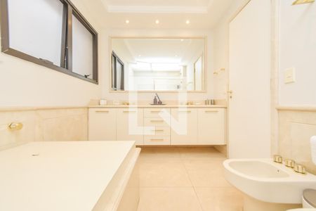 Apartamento à venda com 330m², 4 quartos e 4 vagasBanheiro do Quarto 3