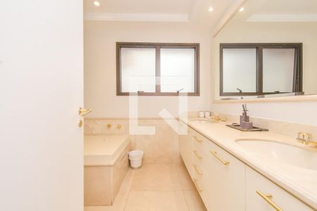 Apartamento à venda com 330m², 4 quartos e 4 vagasBanheiro do Quarto 3