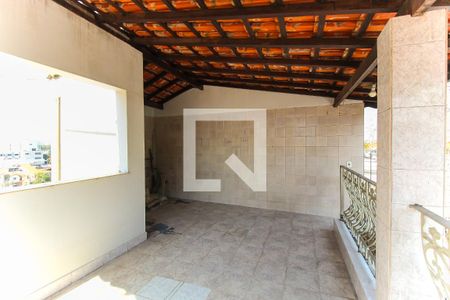 Casa à venda com 300m², 3 quartos e 4 vagas Casa à venda com 300m², 3 quartos e 4 vagasVaranda