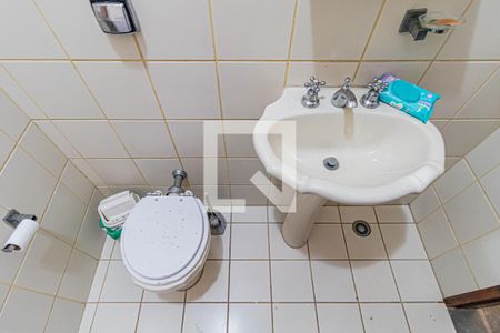 Casa à venda com 270m², 3 quartos e 3 vagas Casa à venda com 270m², 3 quartos e 3 vagasEdícula - Banheiro