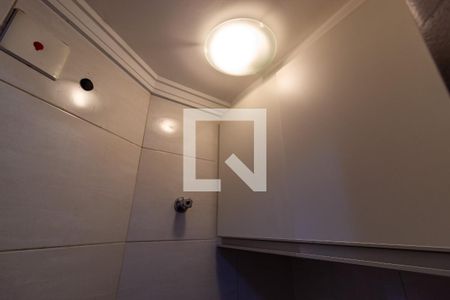 Banheiro de serviço Armário  de apartamento para alugar com 2 quartos, 67m² em Vila Anhangüera, São Paulo