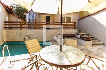 Casa à venda com 250m², 2 quartos e 4 vagas Casa à venda com 250m², 2 quartos e 4 vagasPiscina - Churrasqueira