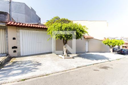 Casa à venda com 250m², 2 quartos e 4 vagas Casa à venda com 250m², 2 quartos e 4 vagasFachada