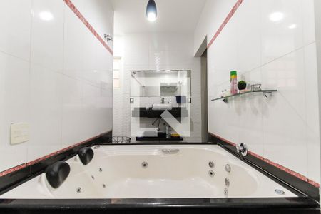 Casa à venda com 250m², 2 quartos e 4 vagas Casa à venda com 250m², 2 quartos e 4 vagasBanheiro da Suíte