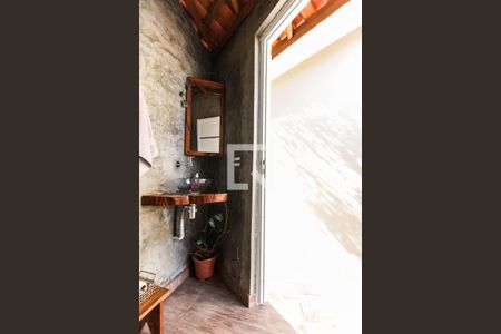 Casa à venda com 250m², 2 quartos e 4 vagas Casa à venda com 250m², 2 quartos e 4 vagasBanheiro Externo