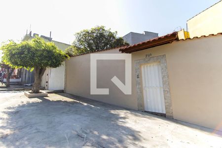 Casa à venda com 250m², 2 quartos e 4 vagas Casa à venda com 250m², 2 quartos e 4 vagasFachada