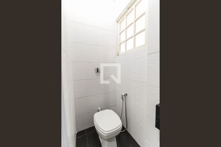 Casa à venda com 250m², 2 quartos e 4 vagas Casa à venda com 250m², 2 quartos e 4 vagasBanheiro da Suíte