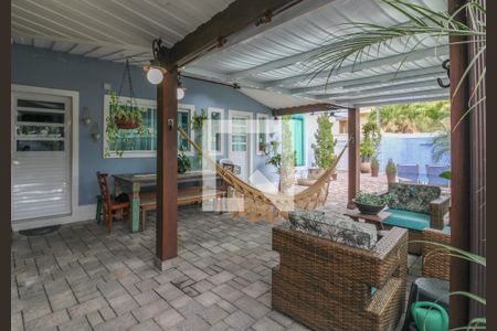 Casa de condomínio à venda com 308m², 6 quartos e 2 vagas Casa de condomínio à venda com 308m², 6 quartos e 2 vagasÁrea externa - Varanda