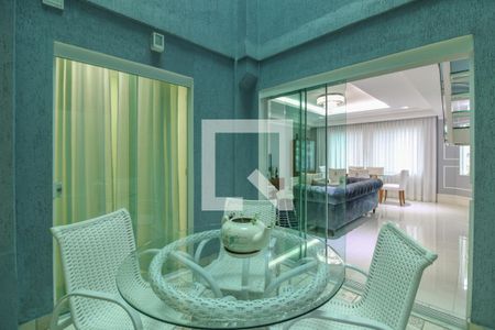 Casa de condomínio à venda com 308m², 6 quartos e 2 vagas Casa de condomínio à venda com 308m², 6 quartos e 2 vagasSala