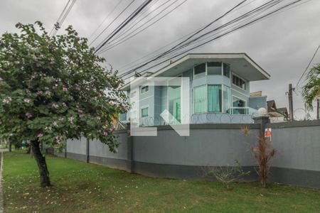 Casa de condomínio à venda com 308m², 6 quartos e 2 vagas Casa de condomínio à venda com 308m², 6 quartos e 2 vagasFachada