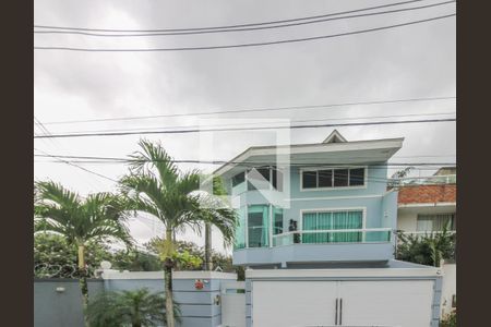 Casa de condomínio à venda com 308m², 6 quartos e 2 vagas Casa de condomínio à venda com 308m², 6 quartos e 2 vagasFachada